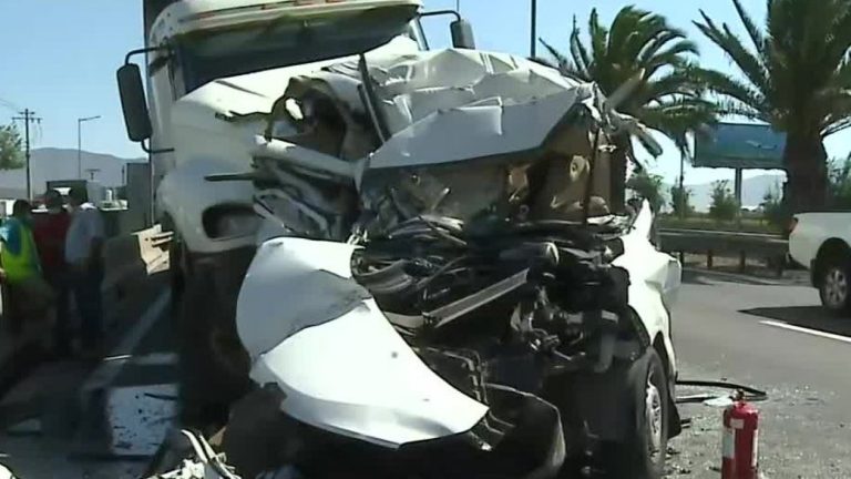 ¡Grave accidente! Camión aplasta y destruye por completo a camioneta en autopista Vespucio Norte