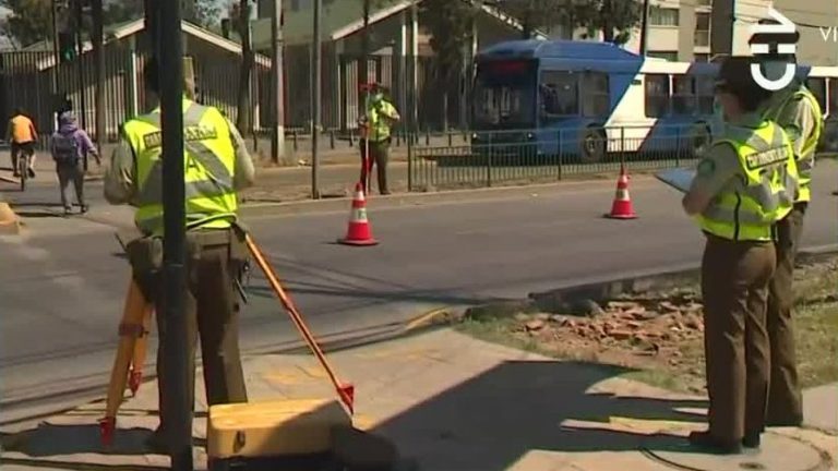 Fue puesto por manifestantes: Mujer motorista fallece tras chocar con un cable de acero cruzado en la calle