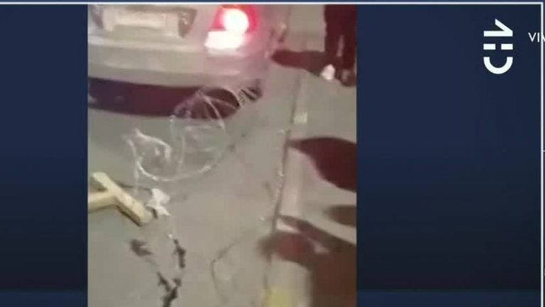 “Le cortó todas las patas a la gente”: Un auto arrastró alambre de púa en medio de una manifestación y dejó lesionadas a varias personas