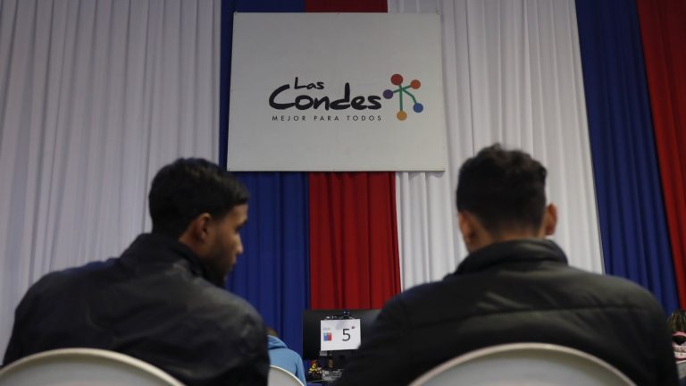 Municipalidad de Las Condes otra vez en la mira: Acusan pago de $7.800 millones de pesos en horas extras durante 2020