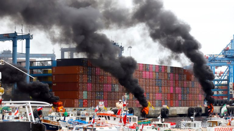 Protestas en Valparaíso: Pescadores denuncian haber recibido disparos por parte de la Armada