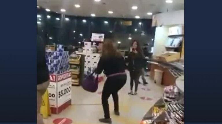 ¡Violentas imágenes! Pareja golpea a mujer luego de que esta les pidiera usar mascarilla en Viña del Mar