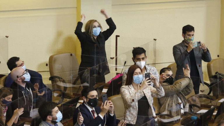 Alejandro Alarcón, economista: “Un gran grupo de diputados utilizó los retiros para ser reelectos”