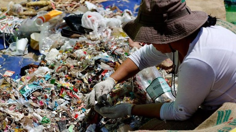 Reciclar no es el remedio: Advierten sobre “falsas soluciones” para la “omnipresente y persistente” contaminación por plásticos