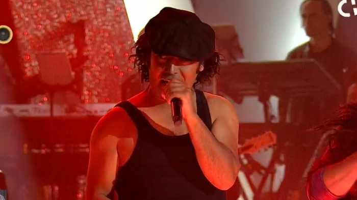 ¡Espectacular puesta en escena! Brian Johnson mostró todo su potencial interpretando “Thunderstruck”