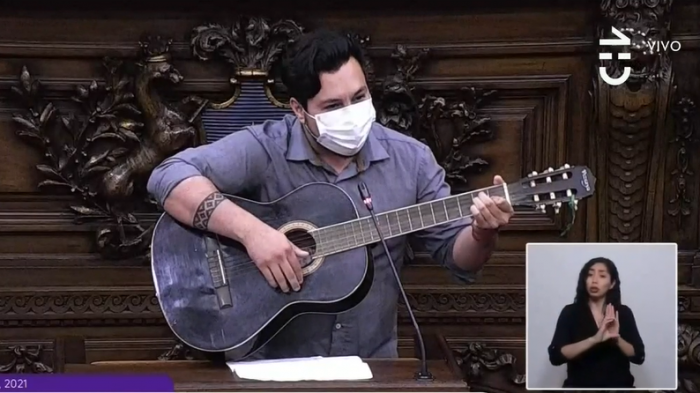 Citó a Chayanne y con guitarra en mano: Así fue el insólito discurso de Nicolás Núñez en la convención