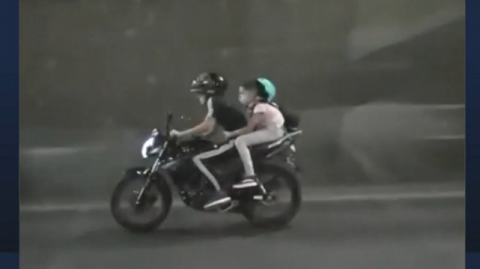 Peligrosa maniobra: Motorista viajó con menor de edad a 120 kilómetros por hora