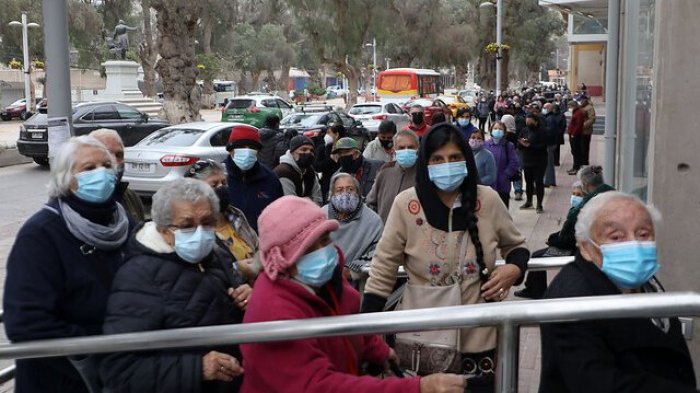 Tercera dosis de refuerzo: Aumentan reclamos por largas filas en los vacunatorios
