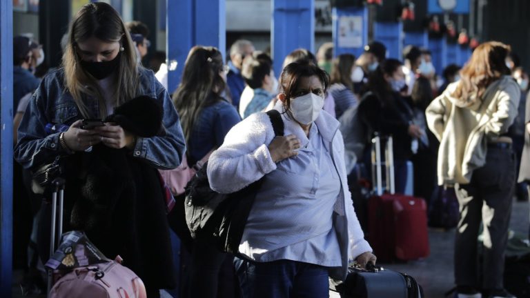 El terminal de buses comienza a repletarse por la cantidad de viajeros para este fin de semana largo