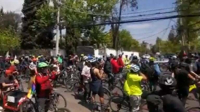 Ciclistas trataron de llegar a la casa del presidente Sebastián Piñera para exigir su renuncia