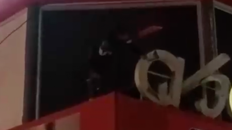 Hombre quedó atrapado en el techo tras presunta participación en saqueo a local comercial