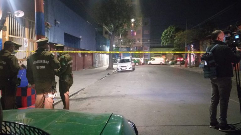 Investigan homicidio: Dos mujeres son acribilladas en pleno centro de Santiago