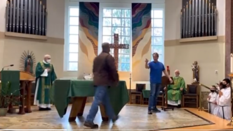 Párroco de una iglesia reprendió a congregante por no utilizar mascarilla en misa