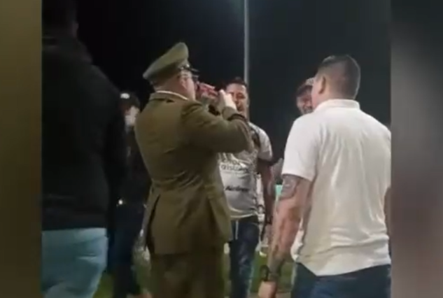 Joven se disfrazó de carabinero para fiesta de Halloween y fue detenido: Uniforme sería original