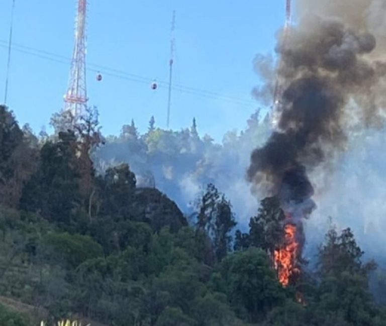 Incendio se registró en el Cerro San Cristóbal: Equipos de emergencia lograron controlarlo