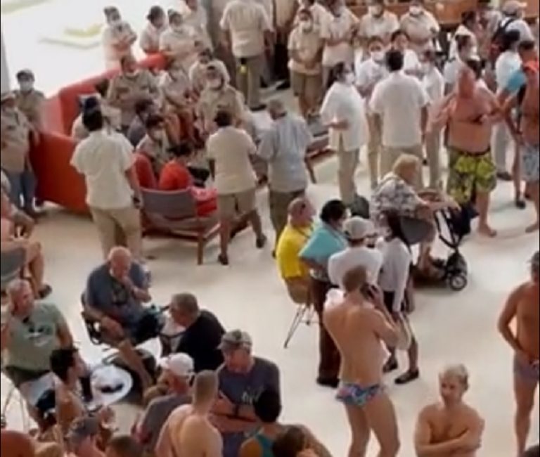 Tiroteo en hotel de Cancún deja dos muertos: Se trataría de grupos narcos