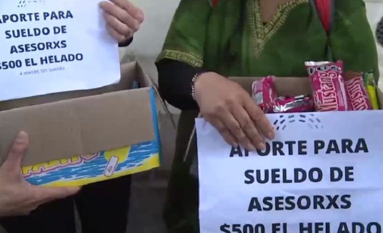 Inédita protesta: Asesores venden helados por no pago de remuneraciones