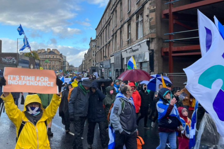 Multitudinaria marcha se registró en Glasgow para pedir justicia climática en medio de la COP26