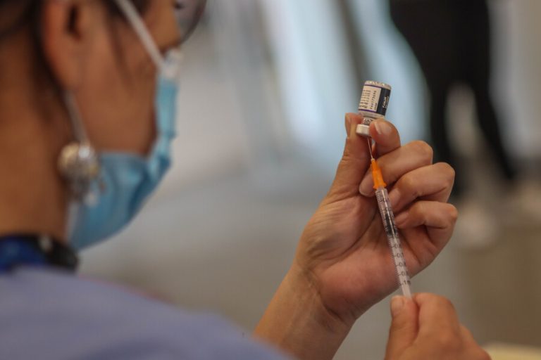 ¿Vacuna obligatoria? Expertos discuten sobre la medida para los trabajadores presenciales