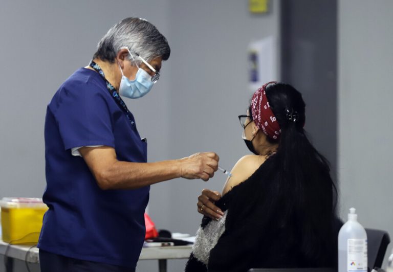 Calendario de vacunación: Rezagados mayores de 50 años tendrán jornada exclusiva para dosis de refuerzo