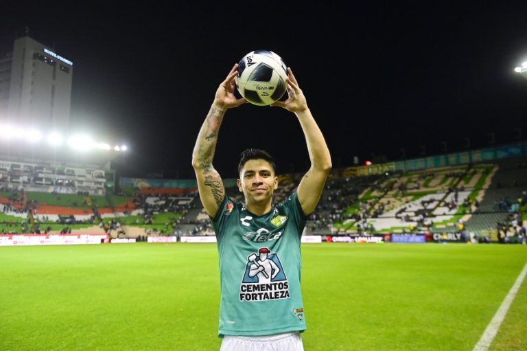 Víctor Dávila fue convocado de emergencia a La Roja: Viene de marcar un triplete