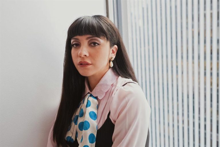 Mon Laferte manifiesta desconfianza en encuestas: 