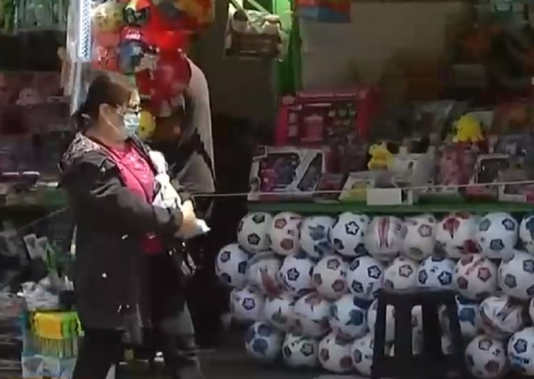 Fuerte disputa por puestos en feria navideña de Pudahuel