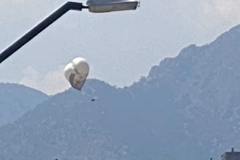 Globo de televigilancia de Lo Barnechea se desancló y terminó volando por la RM: Su valor supera los $280 millones