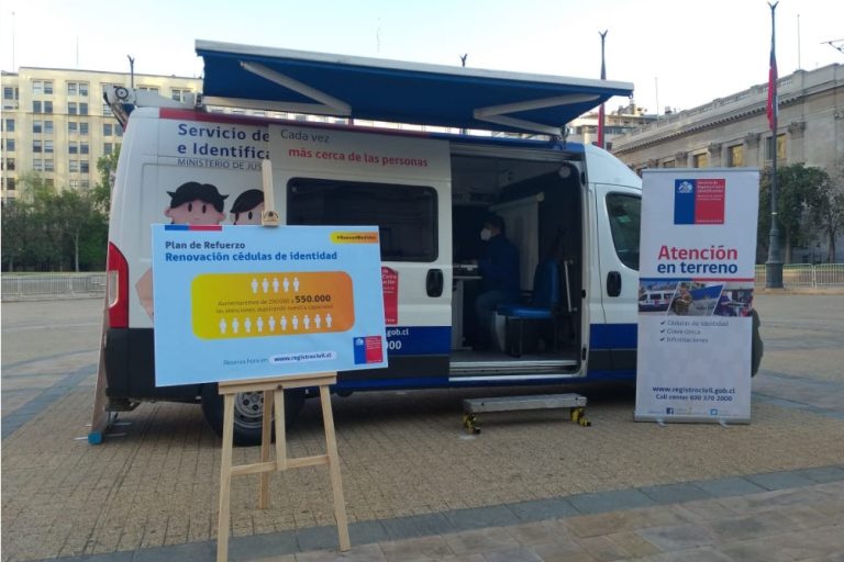Atención en terreno y más oficinas: El plan de refuerzo en el Registro Civil para renovar las cédulas de identidad