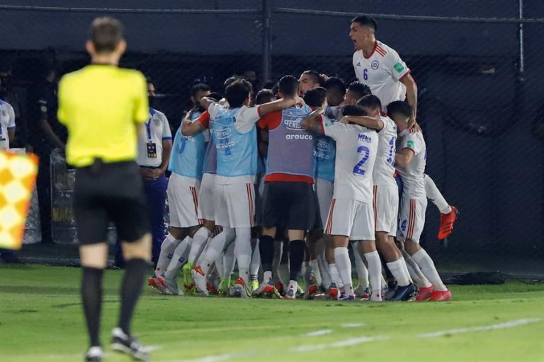 ¡La ilusión sigue viva! La Roja supera a Paraguay y se mete en zona de clasificación al Mundial