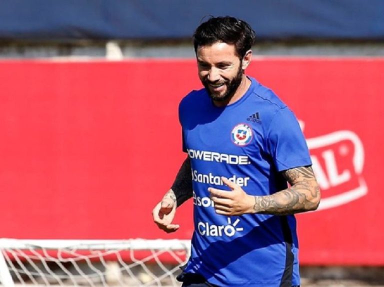 Le llovieron los halagos: El pique de Eugenio Mena que encantó a los hinchas