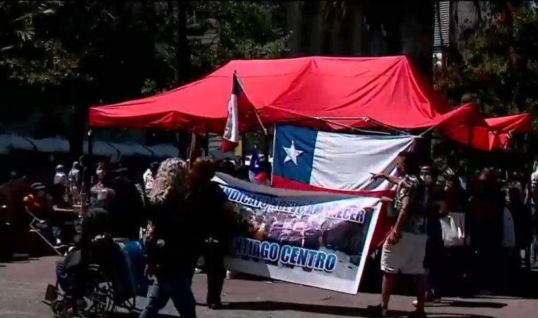 Vendedores ambulantes protestan frente a la Municipalidad de Santiago exigiendo permisos