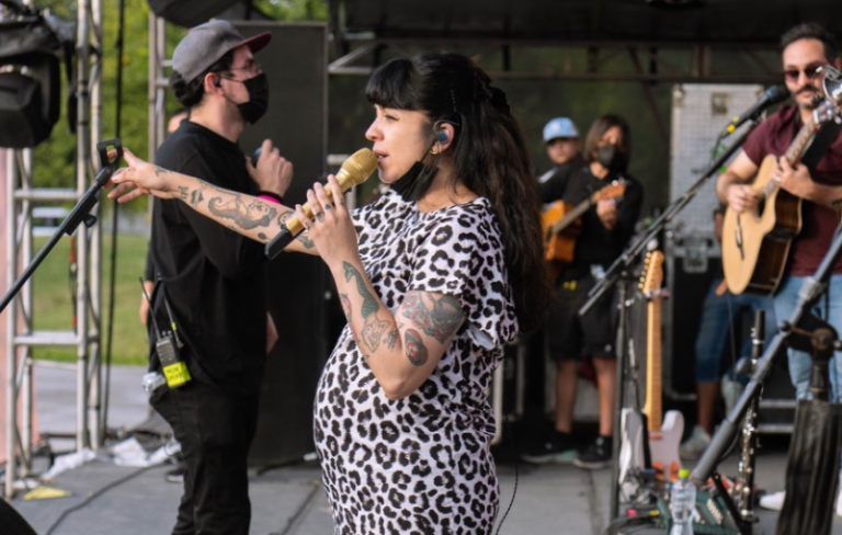 Mon Laferte y su avanzado embarazo: 