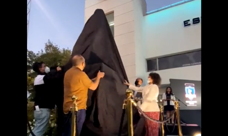 Colo Colo develó la estatua de Chamaco Valdés: 