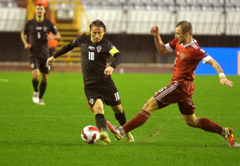 Croacia superó a Rusia con un autogol y es el séptimo clasificado al Mundial de Qatar
