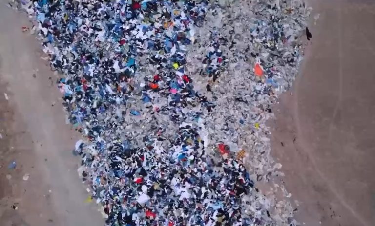 Impactantes cementerios de ropa usada en pleno desierto de Atacama: ¿Cómo llega ahí?