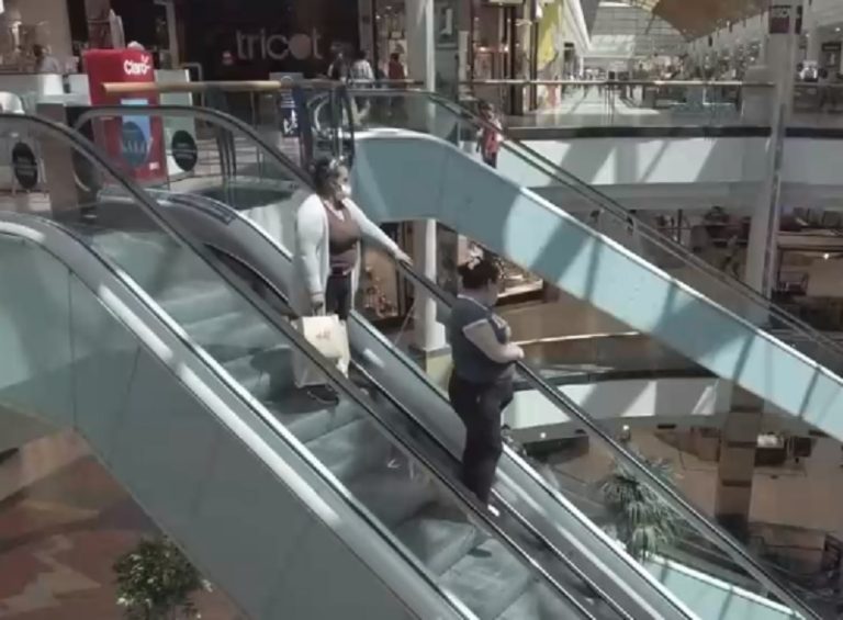 Niña cayó de escalera en segundo piso de mall en La Florida: Fiscalía investiga el caso
