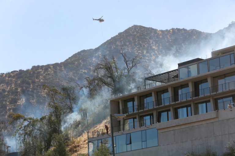 Incendio se registra en el cerro Manquehue y amenaza con propagarse a viviendas