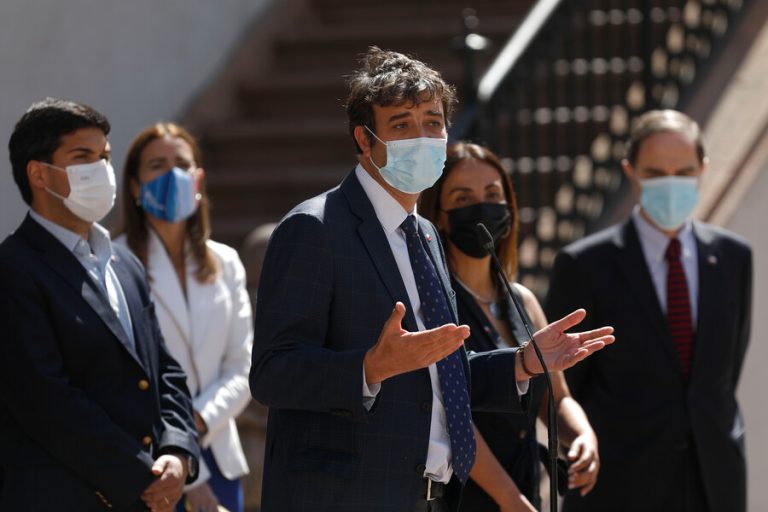 Ministro Ossa apunta a “amenazas de futuras acusaciones constitucionales” de parte de la oposición