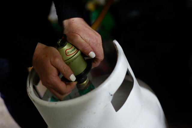 Siguen los golpes al mercado: Alcaldes de Cerro Navia, Recoleta y Pudahuel presentan iniciativa de Gas Popular