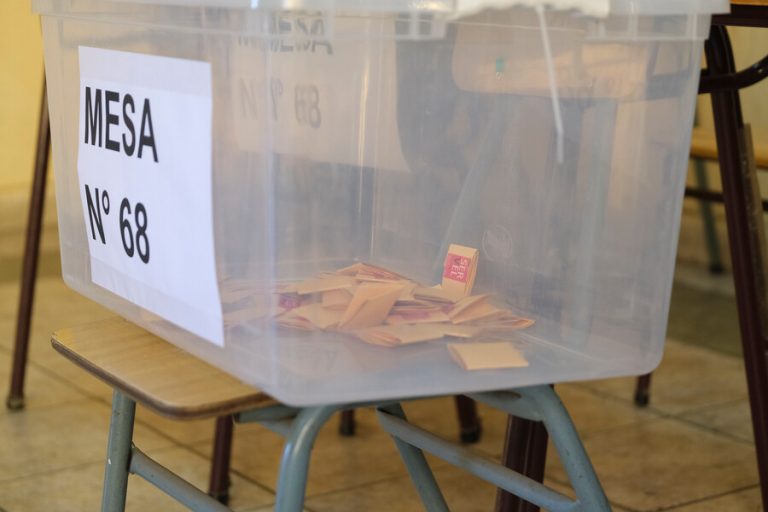 De evitar horarios peak a mantener distancia: Las recomendaciones del Minsal para ir a votar en las elecciones