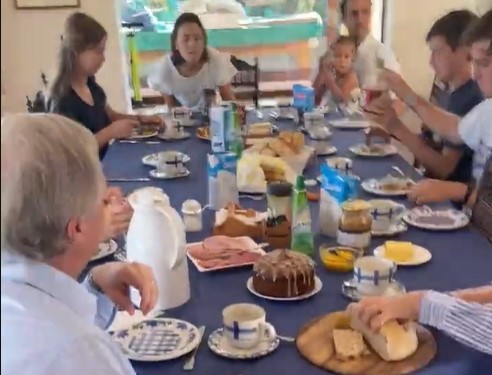 JAK desayunó junto a su familia previo a votar: 