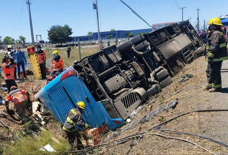 Volcamiento de bus deja dos fallecidos en la Ruta 5 cerca de Chillán
