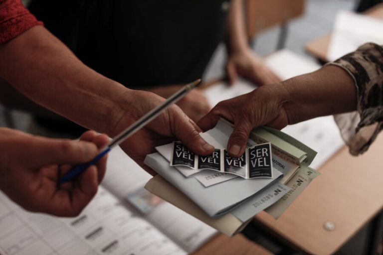 Mujer denunció que alguien firmó el padrón de votación por ella: ¿Cuál es el protocolo del Servel en estos casos?
