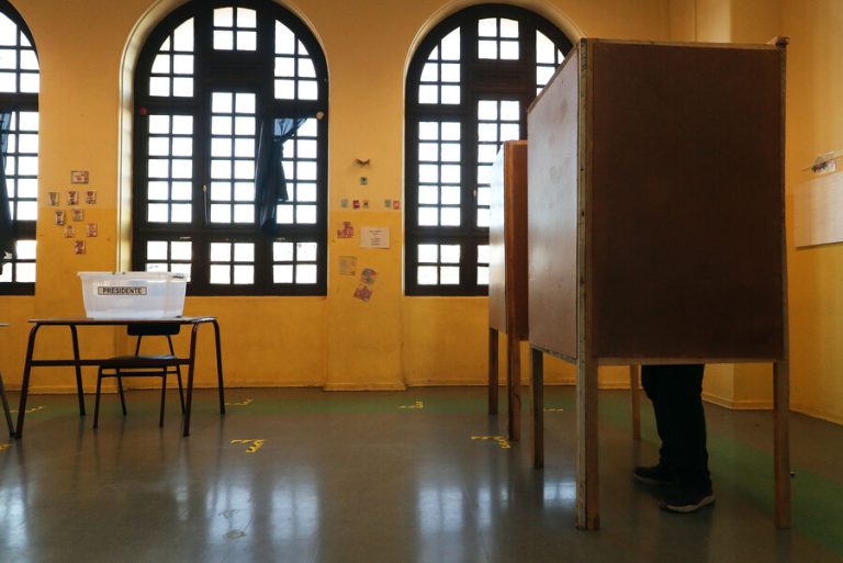 Mesa de Ñuñoa tuvo que cerrar por vocal que fue informado de ser contacto estrecho