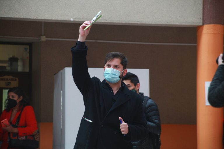 Gabriel Boric lidera las preferencias en el extranjero: Se impuso ampliamente en países de Europa