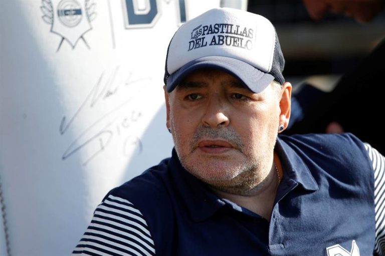 Periodista afirma que Maradona fue enterrado sin su corazón debido a que barras bravas lo querían extraer