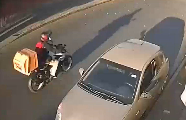 Las persiguió en moto de repartidor: Prestó ayuda a dos adolescentes que luego le robaron su auto