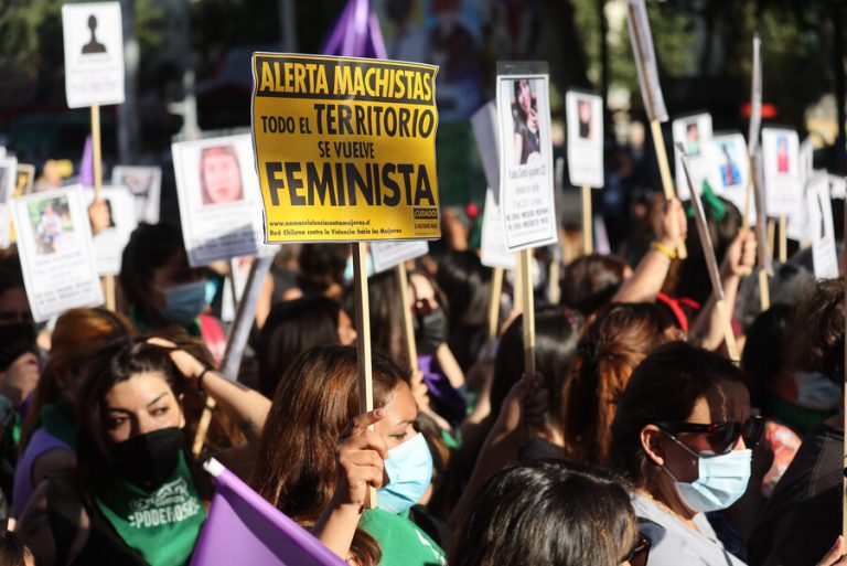 Masiva concurrencia a marcha en Plaza Baquedano por el Día de la Eliminación de la Violencia Contra la Mujer