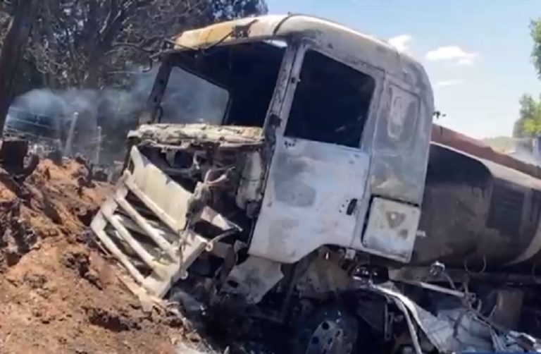 Camión con petróleo volcó y se incendió en Ruta 5